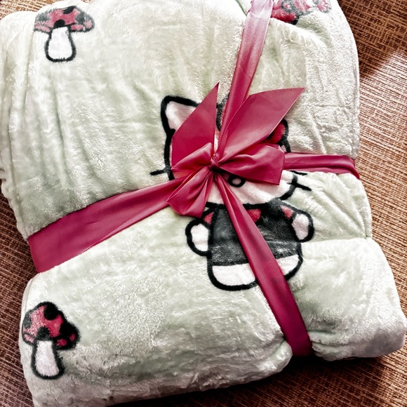 Hello Kitty Queen plush blanket NWT mint - Picture 4 of 4